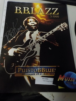 B.B. KING NIMIKIRJOITUS PUISTOBLUES KÄSIOHJELMASSA