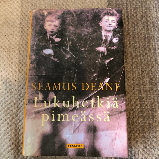Seamus Deane: Lukuhetkiä pimeässä. 1998. 1.p.