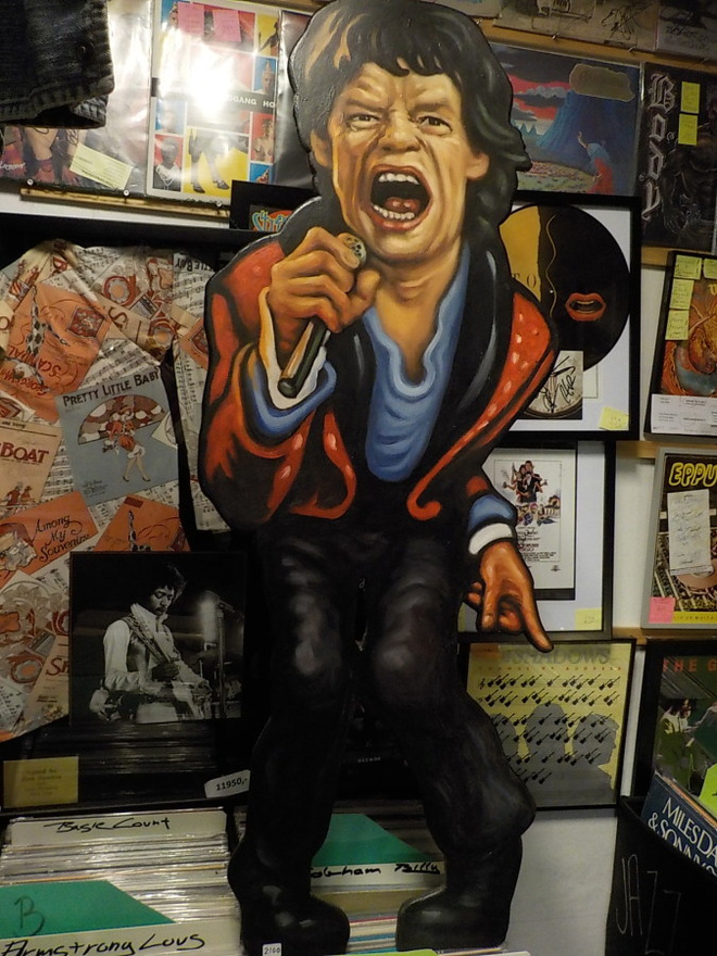 MICK JAGGER PUINEN UPEA MUOTOON LEIKATTU MAALAUS / STÄNDI