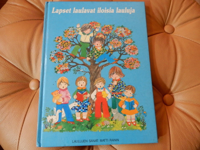 LAPSET LAULAVAT ILOISIA LAULUJA