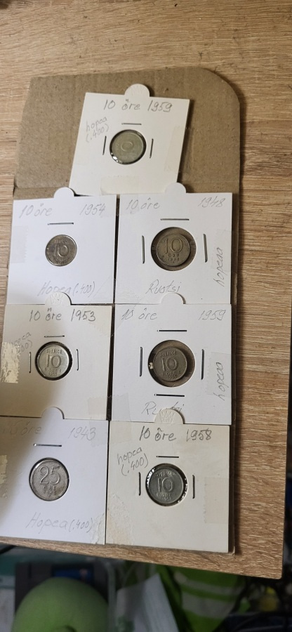 7 kappaletta hopeaa kolikkoa kertahuudolla