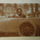 Nuori leidi ajaa avoautossa, vanha mv pk, p. 1927 - pikkukuva 1