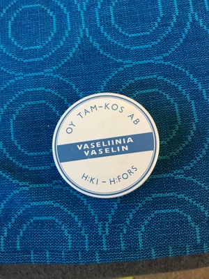 Vanha vaseliinipurkki