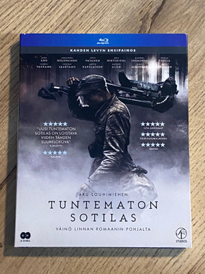 TUNTEMATON SOTILAS - ENSIPAINOS - BLU-RAY - SLIPCOVER (uusi)