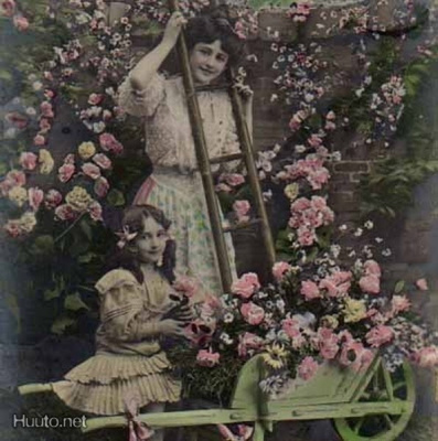 ÄITI / Äiti ja tyttö ruusutarhassa, puiset kottarit 1900-l.