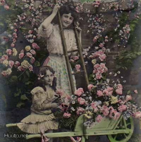 ÄITI / Äiti ja tyttö ruusutarhassa, puiset kottarit 1900-l.