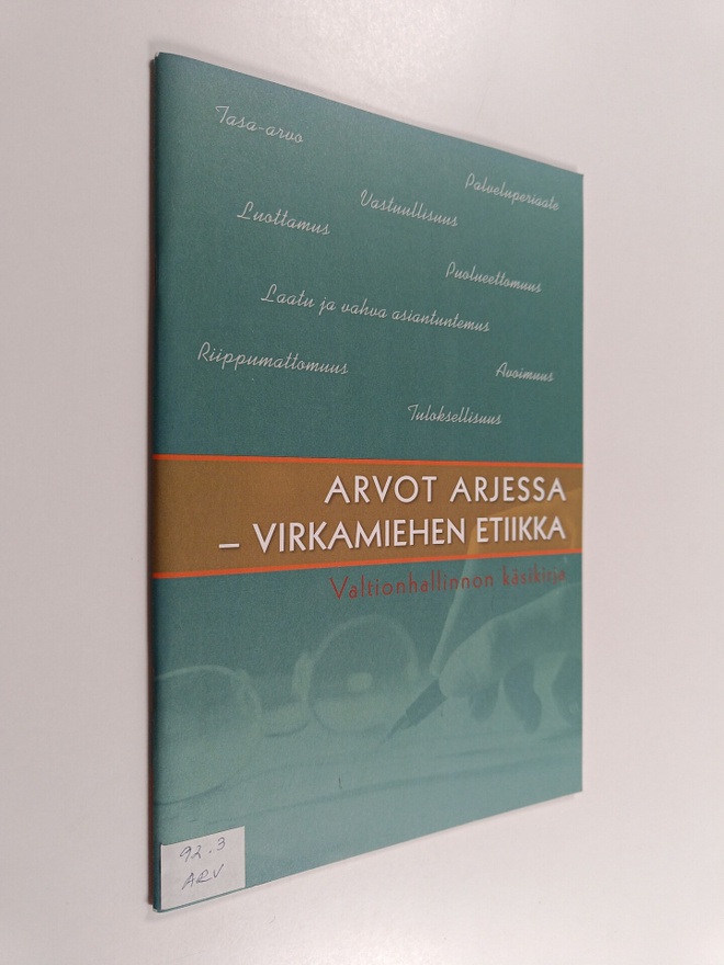Arvot arjessa : virkamiehen etiikka : valtionhallinnon kä...