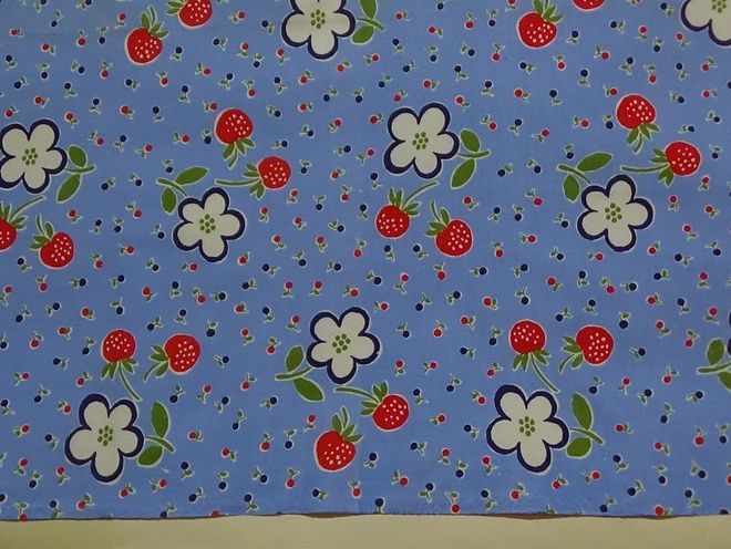 Iso Mansikka kuosinen retrokangas 240 cm x 145 cm