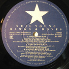 Neil Young: Hawks & Doves LP. - pikkukuva 2