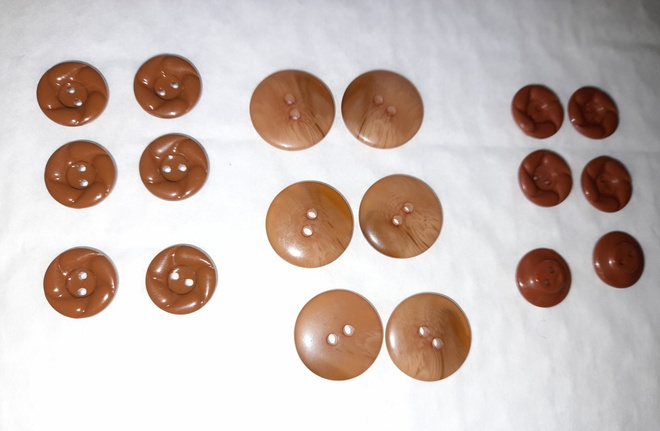 Ruskea , punaruskea ja puunvärinen nappi 14mm ja 19mm