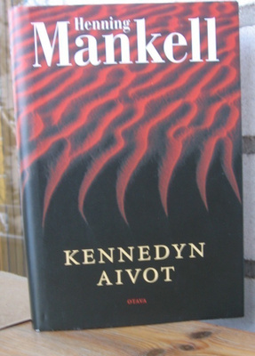 Henning Mankell: Kennedyn aivot, Otava 2006. 1p. 427 s.