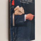 Michael Gilbert : Viimeinen isku - pikkukuva 1