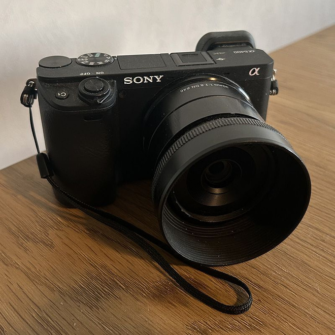 Sony a6400 järjestelmäkamera + Sigma 30mm objektiivi