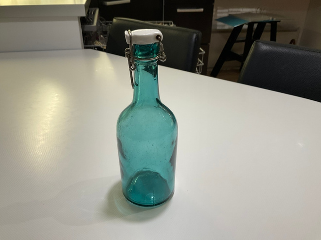 Wanha vihreä lasipullo, patenttikorkki