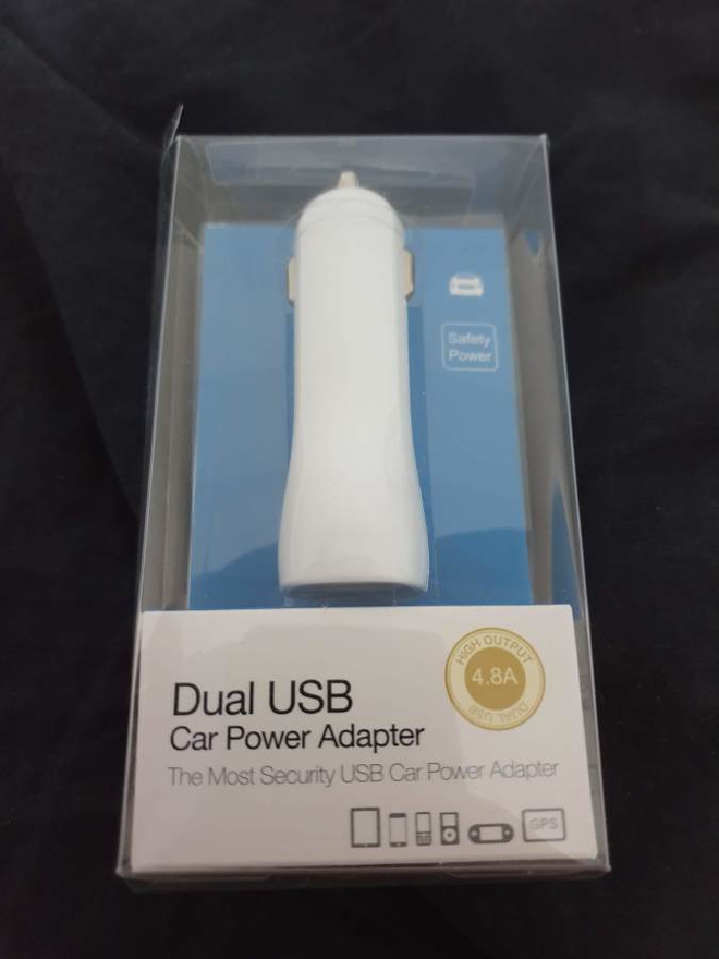 Auto adapteri kahdella usb paikalla