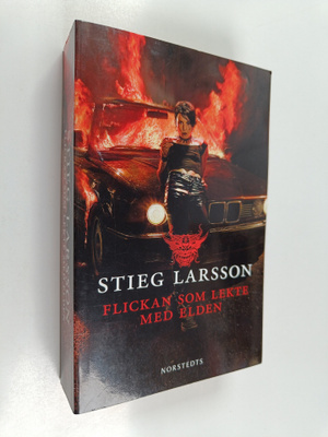 Stieg Larsson : Flickan som lekte med elden