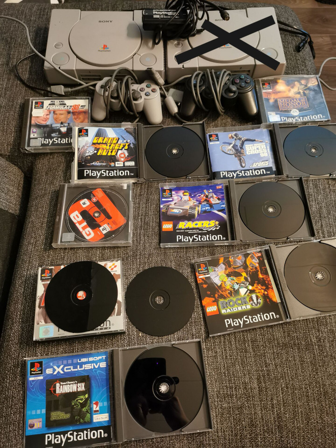 Ps1 konsolia ja pelit.