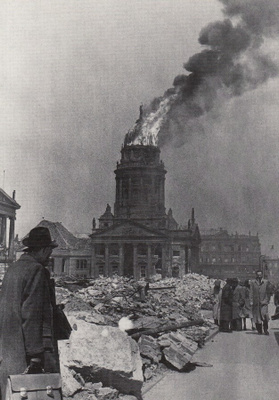 Berliini 1944  kirkko palaa