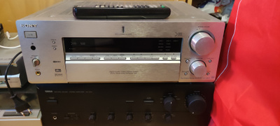 Kaksi kaput vahvistinta Yamaha AX470/Sony STR-DB870