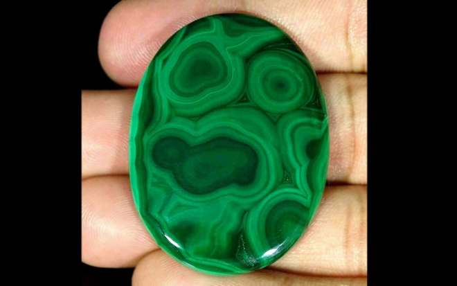 Hypnotisoiva malakiitti 82.49 karaattia pyörtöhionta 44 mm