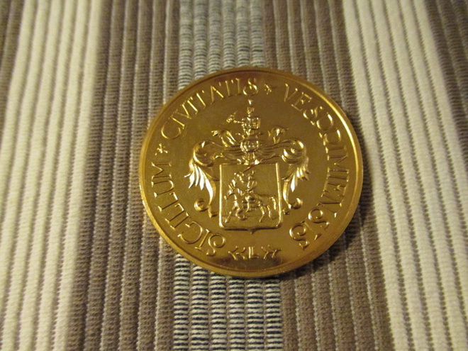 Sigillum.Civitas.Vesprimiensis .László Lugassy mitali.