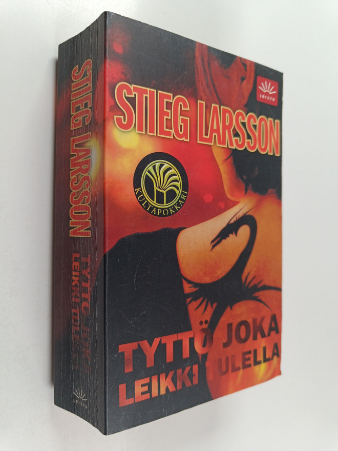 Stieg Larsson : Tyttö joka leikki tulella
