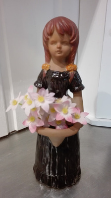 SULOINEN KERAAMINEN TYTTÖ FIGUURI