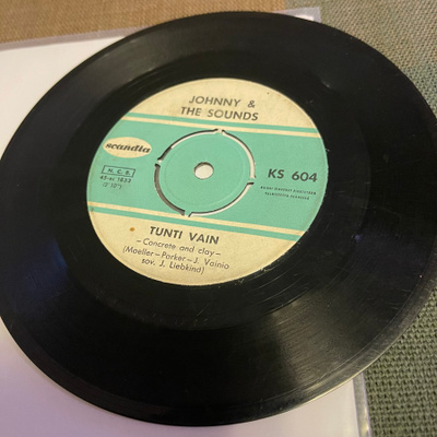 JOHNNY: Tunti vain * Mä elän yhtä päivää… * FIN 1965