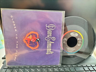 DAVE EDMUNDS, Closer to the flame, 7'' EEC -90 NÄTTI KUNTO !