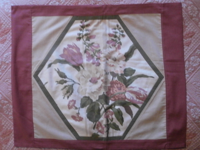 TYYNYNPÄÄLLINEN  30.  ISO KUKKAKIMPPU, ROSA/VIHREÄ