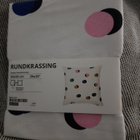RUNDKRASSING Tyynynpäällinen, valkoinen monivärinen/pilkkuku - pikkukuva 1