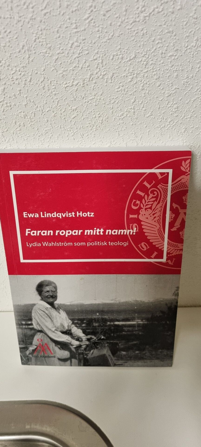 Ewa Lindqvist Hotzin teologisen väitöskirjan "Faran ropar m