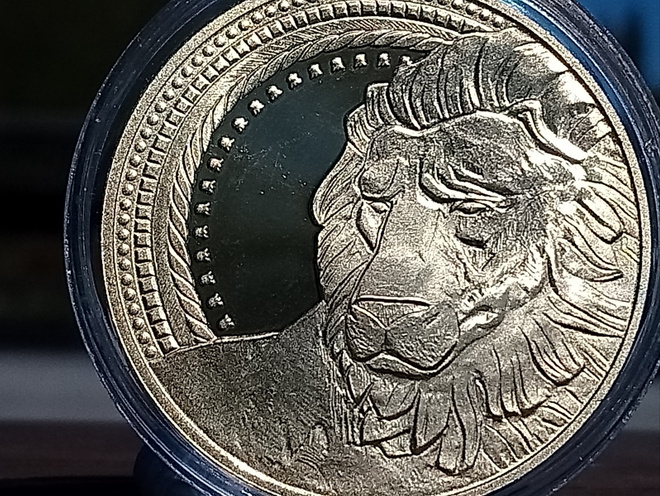 Kullanvärinen kolikko Leijona. Halkaisija - 38 mm.