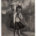 KOULU / Koulutyttö laukku käsivarrella, karkkituutti 1930-l. - pikkukuva 1