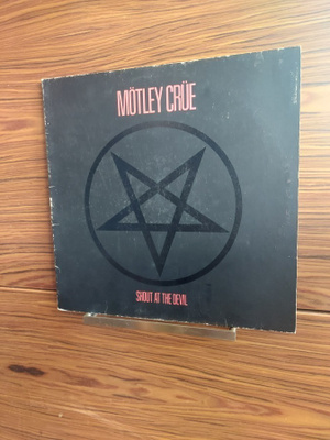 Mötley Crüe - Shout At The Devil