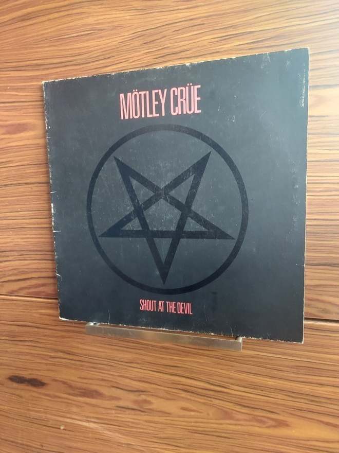Mötley Crüe - Shout At The Devil