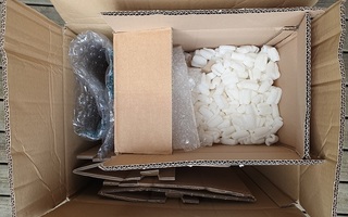 2 pahvilaatikkoa ja pakkausmateriaalia