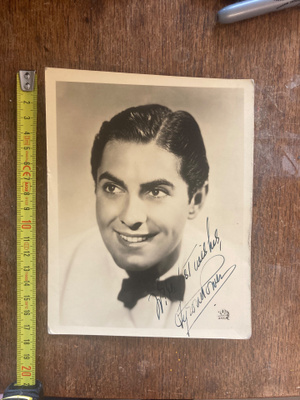 TYRONE POWER, SIGNEERAUS?