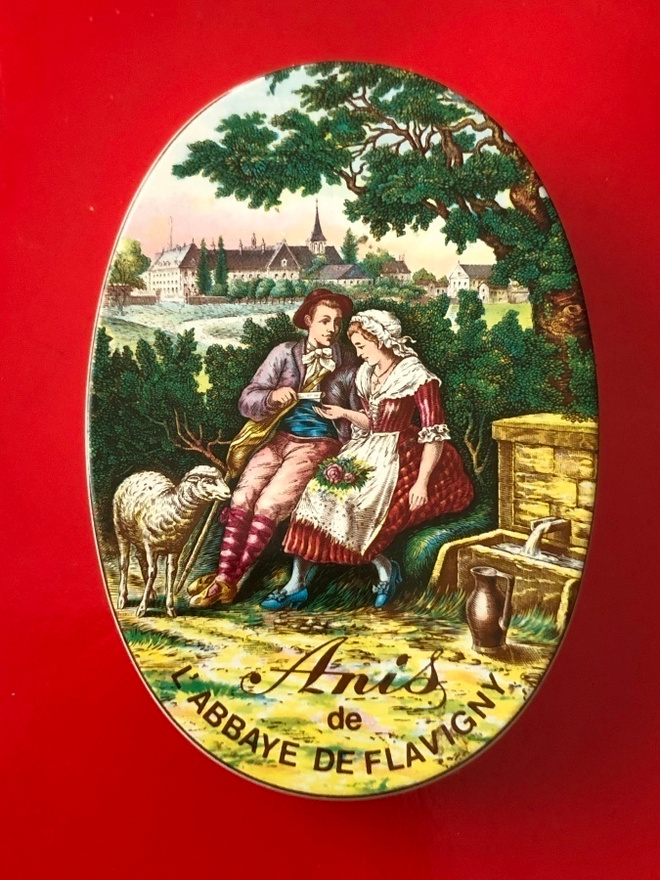 Vanha ranskalainen peltirasia