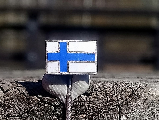 Emalinen Suomen lippu, Halkaisija - 11 mm. Ehjät emalit.