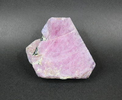 Pinkki safiiri kide 546.55 ct käsittelemätön Madagaskar