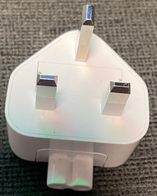 Apple UK virta-adapteri