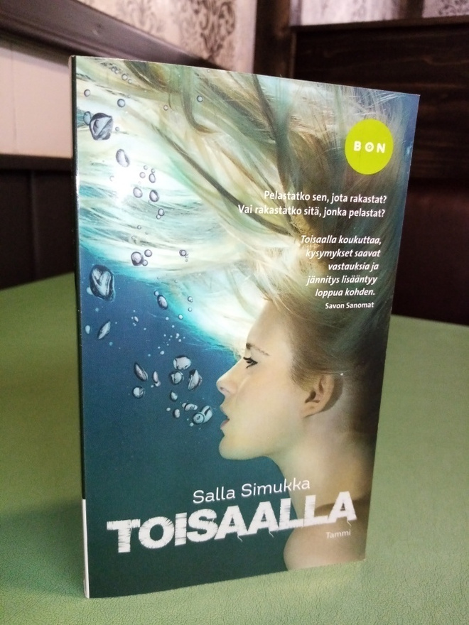 SALLA SIMUKKA :  JÄLJELLÄ / TOISAALLA ( SIS POSTIKULU )
