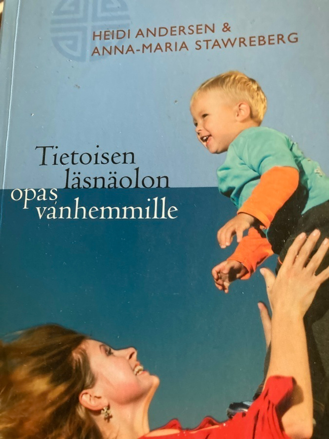 TIETOISEN LÄSNÄOLON OPAS VANHEMMILLE