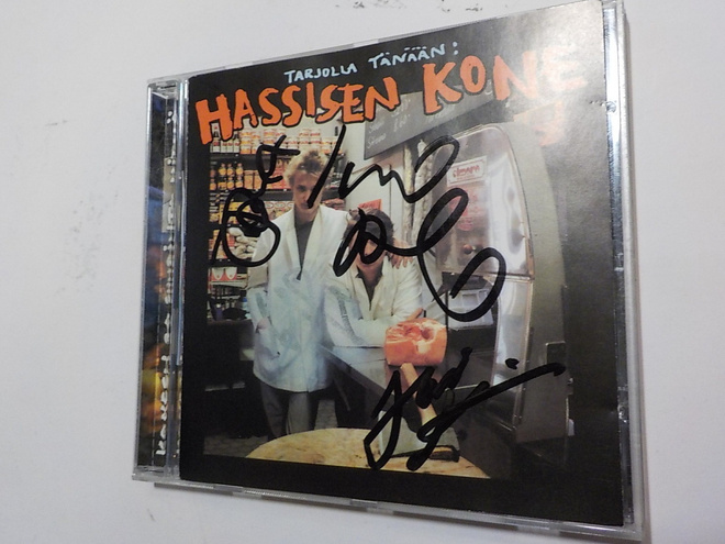 HASSISEN KONE - TARJOLLA TÄNÄÄN CD KOLMELLA NIMMARILLA