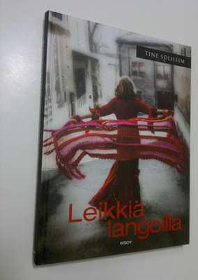 Tine Solheim : Leikkiä langoilla