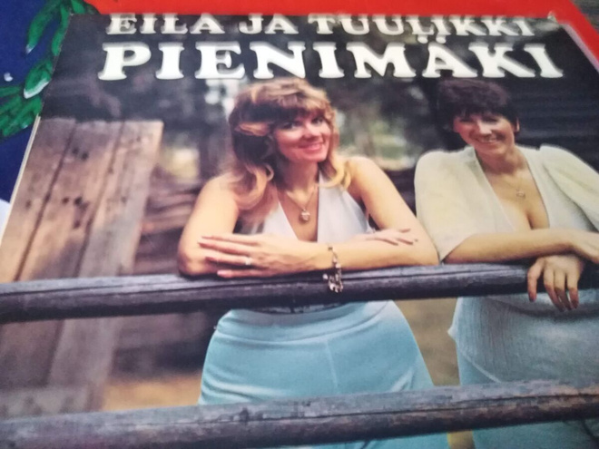 Eila Ja Tuulikki Pienimäki Luona Vanhan Veräjän