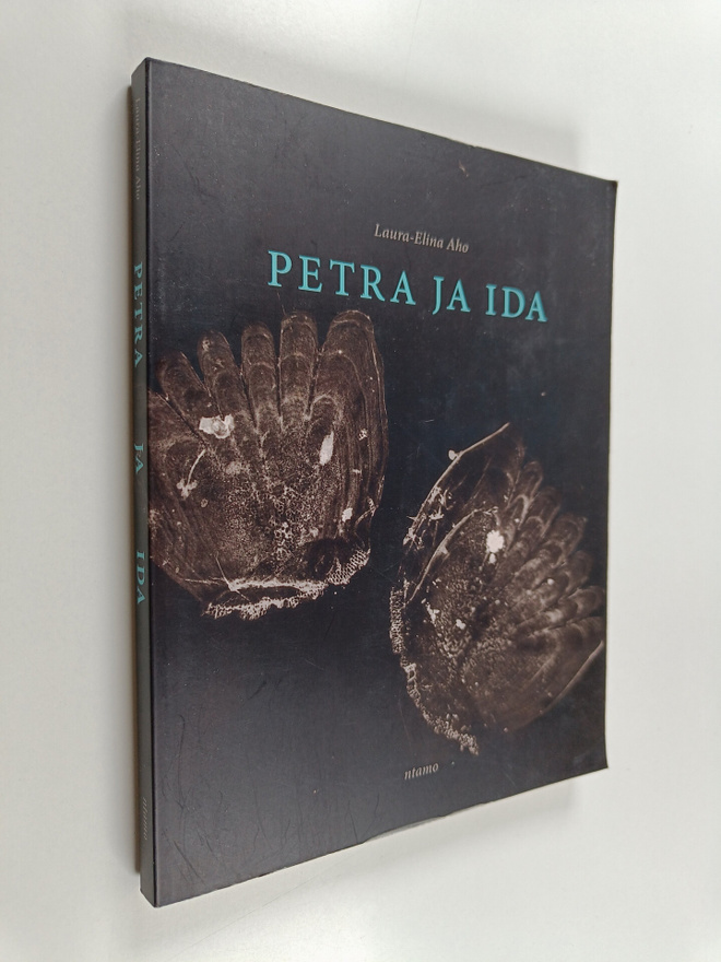 Laura-Elina Aho : Petra ja Ida - Kahden polven lahjat suo...
