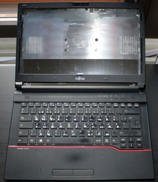 Fujitsu LIFEBOOK E546 rikki