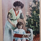 Äiti ja lapsi kirja kädessä joulukuusen äärellä, p. 1915 - pikkukuva 1